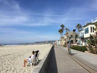 The charming boardwalk of Pacific Beach on a brigt day