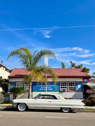 A beautifil old white vintage car at Pacific Beach