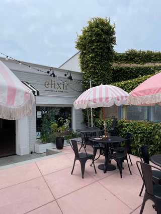 A cute pink terrace at Bird Rock neighbourhood