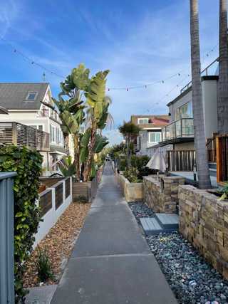 A pretty sidestreet at Pacific Beach