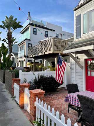 A lovaly coastal front patio at Pacific Beach