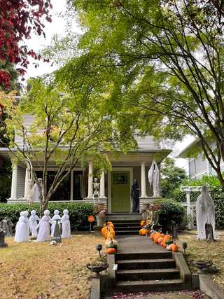 A garden full of spooky Halloween decorations